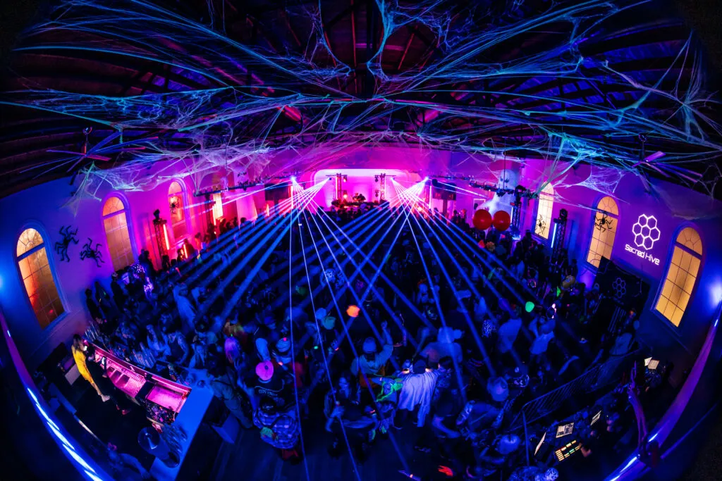 Dubaween crowd