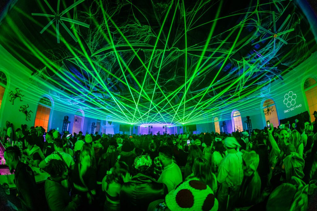 Dubaween crowd